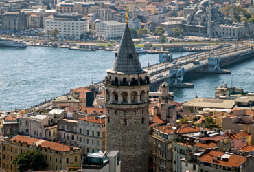 İstanbul manzarasında Galata Kulesi ve Boğaz görünümü