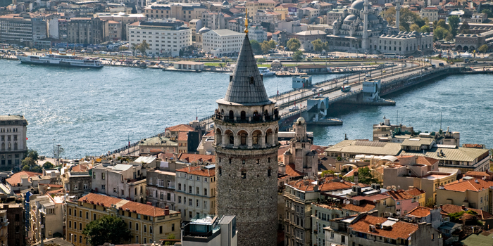 İstanbul manzarasında Galata Kulesi ve Boğaz görünümü