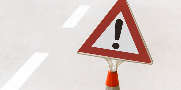 Trafikte tehlikeye dikkat çeken uyarı levhası
