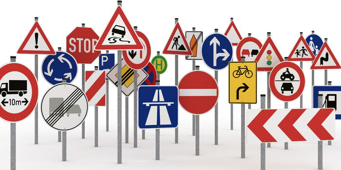 Farklı trafik işaretlerinin bir arada gösterildiği karışık tabela görüntüsü.