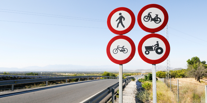Yayaların, bisikletlerin ve traktörlerin girmesinin yasak olduğunu belirten trafik levhaları.
